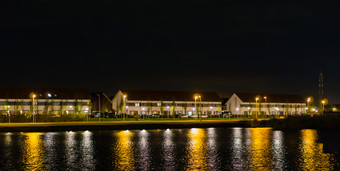 视图从的水房子和开车路晚上时间荷兰街视图landschapsbaan的荷兰utrecht的荷兰