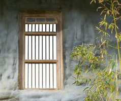 老复古的监狱窗口框架与酒吧孤立的白色