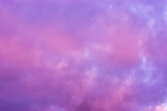 粉红色的和紫色的珍珠云颜色效果的天空那很少发生冬天