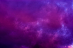 黑暗粉红色的和紫色的云的天空极地平流层云