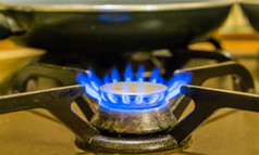 特写镜头点燃气体炊具燃烧蓝色的火焰古董厨房设备
