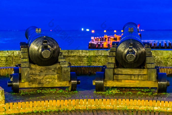 特写镜头两个海盗大炮的码头码头和海法拉盛的背景