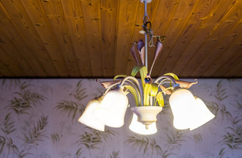 美丽的古董室内背景点燃复古的吊灯挂木天花板装饰灯与花首页室内