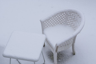 白色表格和<strong>休息室</strong>椅子覆盖厚层雪在冬天季节花园<strong>休息室</strong>集的冬天