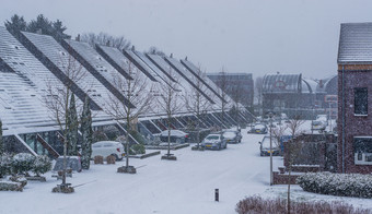 荷兰村在冬天季节的街道现代荷兰村与雪天气城市景观的荷兰