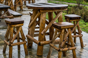 空木表格与酒吧拐杖花园阳台家具多雨的一天的餐饮行业
