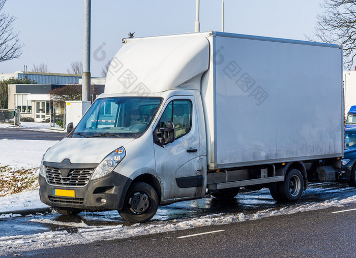 停白色卡车在冬天物流和运输业务车辆和设备