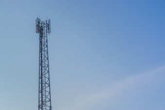现代技术<strong>信号传输</strong>塔与蓝色的天空的背景