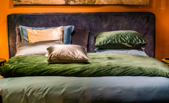 现代双床上与表和枕头多样化的颜色卧室室内