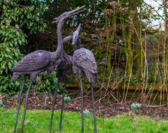 三个美丽的鸟雕像花园后院装饰花园日本风格