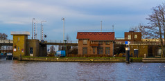 荷兰平房的水一边与视图的莫勒纳尔桥城市体系结构阿尔彭向那莱茵河的荷兰