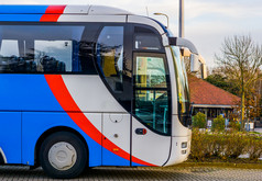的小屋白色红色的和蓝色的现代之旅公共汽车运输为的旅行行业