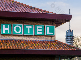 酒店标志的屋顶酒店城市风景和体系结构旅行概念