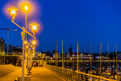 点燃灯柱晚上的港布兰肯贝赫受欢迎的城市比利时城市体系结构的晚上