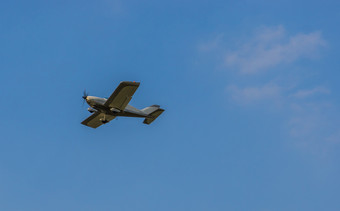 小特技飞机飞行清洁蓝色的天空空气运输爱好和体育