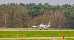 白色特技飞机采取从休闲空气运输