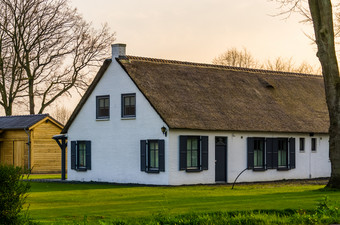 经典荷兰农民房子与茅草屋顶体系结构的农村的荷兰