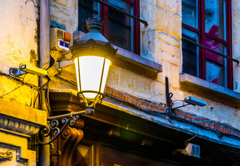 点燃古董街灯笼的墙城市房子佛兰德的体系结构户外照明