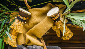 传统的非洲非洲手鼓鼓挂的屋顶文化仪器非洲音乐背景