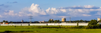 农田与温室的城市rhenen的荷兰受欢迎的农村小镇