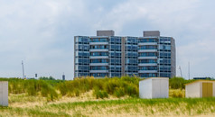 沙丘布雷斯肯斯与公寓复杂的建筑的背景现代体系结构自然泽兰的荷兰