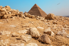 岩石的吉萨沙漠前面的金字塔埃及岩石的吉萨沙漠前面的金字塔埃及