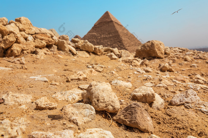 岩石的吉萨沙漠前面的金字塔埃及岩石的吉萨沙漠前面的金字塔埃及