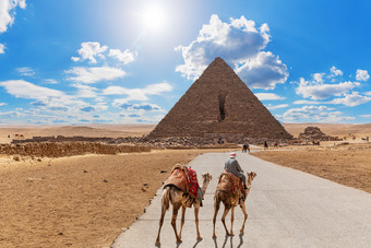 路的金字塔门考雷和的贝都因人与骆驼吉萨埃及路的金字塔门考雷和的贝都因人与骆驼吉萨埃及