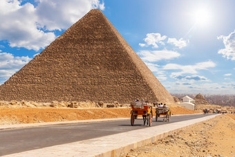 马车的路附近的金字塔基奥普斯吉萨埃及马车的路附近的金字塔基奥普斯吉萨埃及