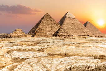 吉萨墓地著名的金字塔的沙漠埃及吉萨墓地著名的金字塔的沙漠埃及