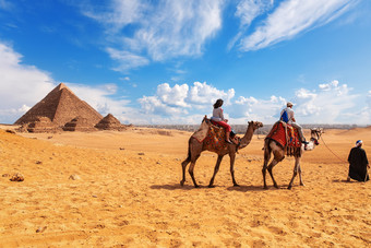游客骆驼贝都因人和的<strong>金字</strong>塔吉萨沙漠游客骆驼贝都因人和的<strong>金字</strong>塔吉萨沙漠