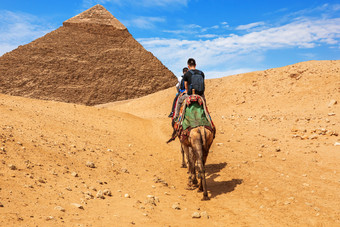 游客骑骆驼附近的<strong>金字</strong>塔哈夫拉吉萨游客骑骆驼附近的<strong>金字</strong>塔哈夫拉吉萨