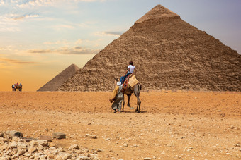 贝都因人吉萨沙漠附近的伟大的金字塔埃及贝都因人吉萨沙漠附近的伟大的金字塔埃及