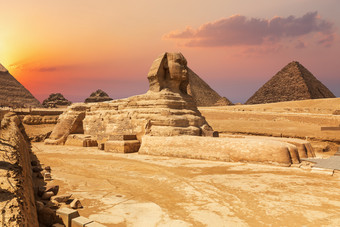 的斯芬克斯和的金字塔美丽的关闭日落视图埃及的斯芬克斯和的金字塔美丽的关闭日落视图埃及