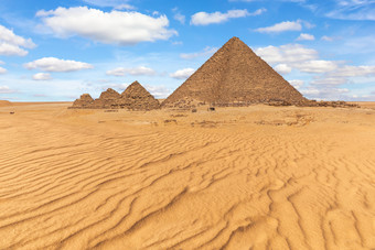 的金字塔门考雷和的小金字塔的美丽的沙漠吉萨埃及的金字塔门考雷和的小金字塔的美丽的沙漠吉萨埃及