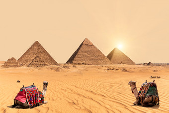 的<strong>金字</strong>塔和骆驼吉萨沙漠埃及的<strong>金字</strong>塔和骆驼吉萨沙漠埃及