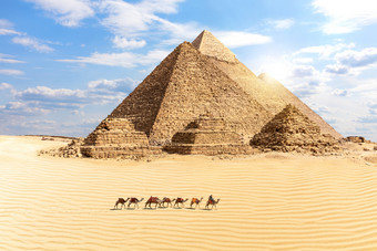 的伟<strong>大</strong>的<strong>金字</strong>塔吉萨和火车骆驼的沙漠埃及的伟<strong>大</strong>的<strong>金字</strong>塔吉萨和火车骆驼的沙漠埃及
