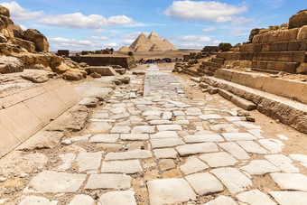 吉萨寺庙废墟和的路的伟大的金字塔埃及吉萨寺庙废墟和的路的伟大的金字塔埃及