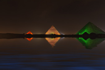 伟大的吉萨金字塔晚上水反射伟大的吉萨金字塔晚上水反射
