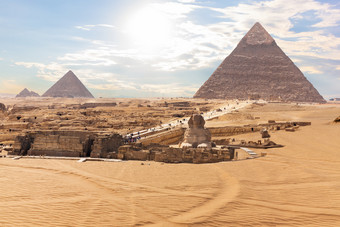 的伟大的斯芬克斯前面的金字塔吉萨埃及的伟大的斯芬克斯前面的金字塔吉萨埃及