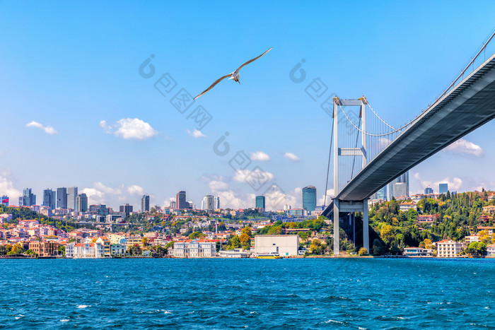 的7月烈士桥的横跨博斯普鲁斯海峡桥和现代伊斯坦布尔视图的7月烈士桥的横跨博斯普鲁斯海峡桥和现代伊斯坦布尔视图
