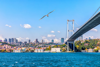 的7月烈士桥的横跨博斯普鲁斯海峡桥和现代伊斯坦布尔视<strong>图</strong>的7月烈士桥的横跨博斯普鲁斯海峡桥和现代伊斯坦布尔视<strong>图</strong>
