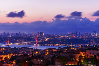 晚上横跨博斯普鲁斯海峡桥视图雾和检查区伊斯坦布尔火鸡晚上横跨博斯普鲁斯海峡桥视图雾和检查区伊斯坦布尔火鸡