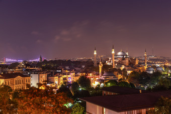 晚上伊斯坦布尔视图不知索菲娅的横跨博斯普鲁斯海峡桥和的加拉塔塔晚上伊斯坦布尔视图不知索菲娅的横跨博斯普鲁斯海峡桥和的加拉塔塔
