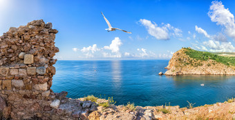 海风景巴拉克拉瓦和的废墟的中世纪的堡垒克里米亚海风景巴拉克拉瓦和的废墟的中世纪的堡垒克里米亚