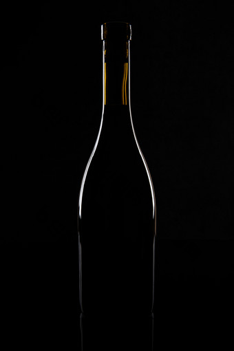 孤立的<strong>酒瓶</strong>黑色的背景孤立的<strong>酒瓶</strong>黑色的背景