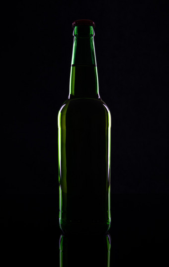 绿色啤酒瓶孤立的黑色的背景绿色啤酒瓶孤立的黑色的背景