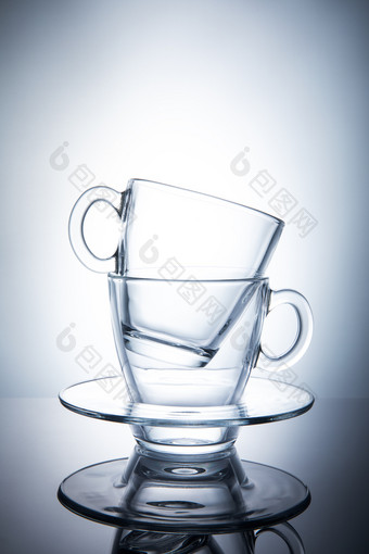 两个孤立的透明的茶杯与碟子两个孤立的透明的茶杯与碟子