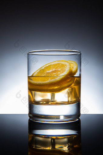 玻璃鸡尾酒与冰块和柠檬孤立的玻璃鸡尾酒与冰块和柠檬孤立的