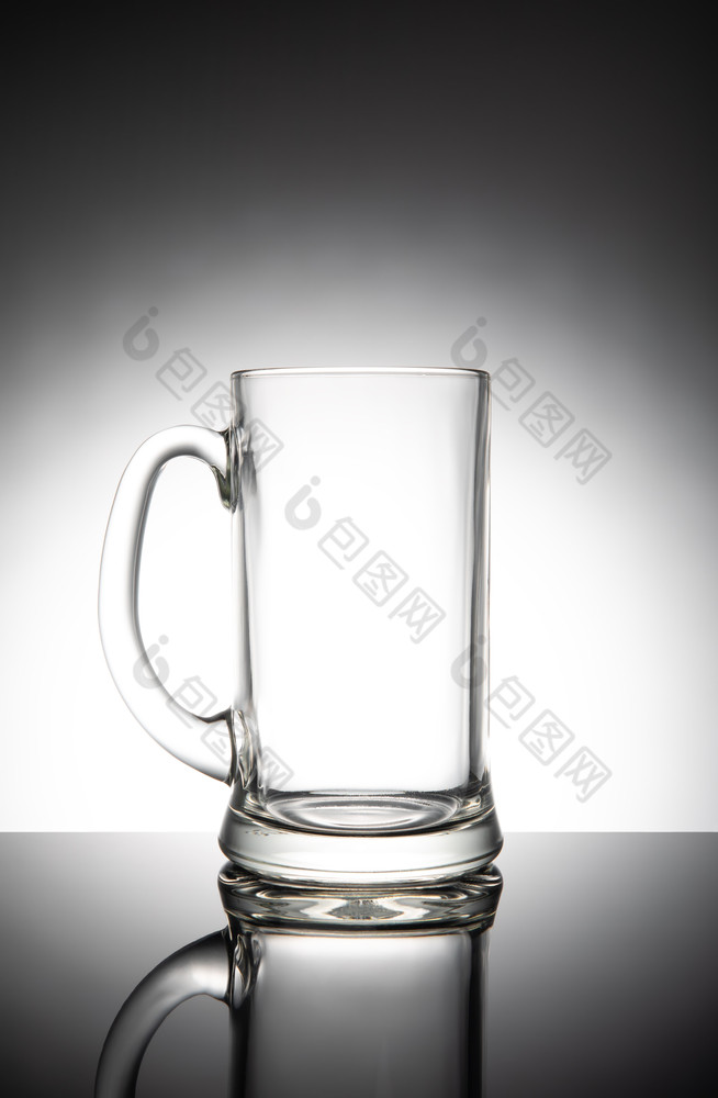 空清晰的啤酒杯子孤立的白色背景空清晰的啤酒杯子孤立的白色背景